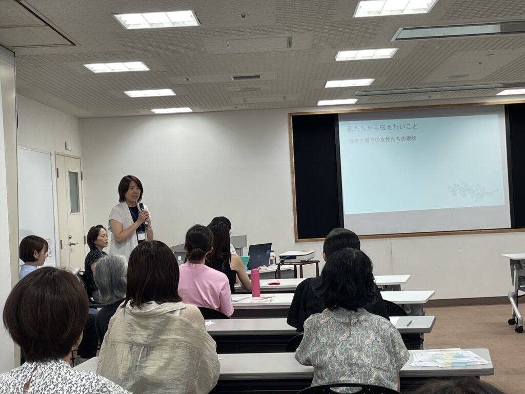 にじいろおくるみ講座の様子